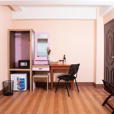 Hotel Chicago Yangon Luaran gambar