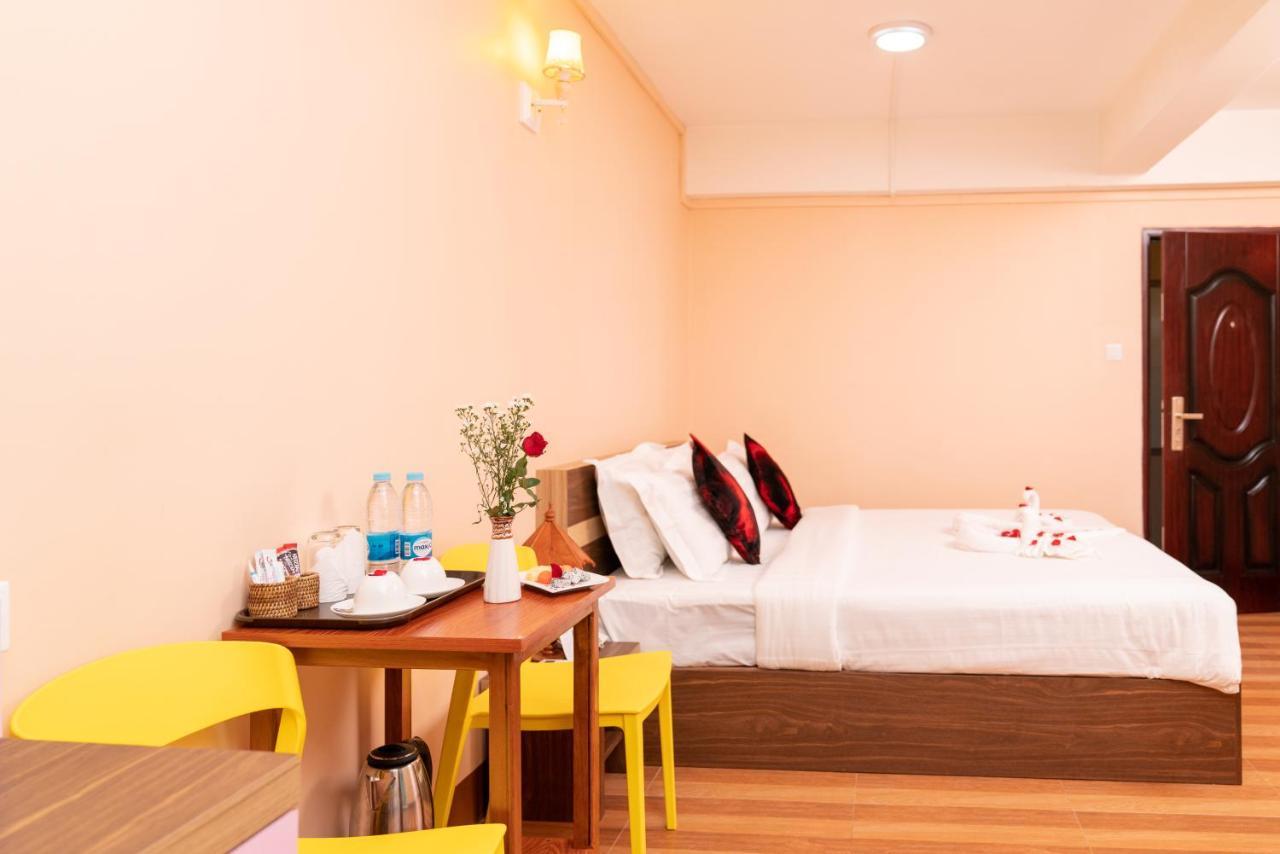 Hotel Chicago Yangon Luaran gambar