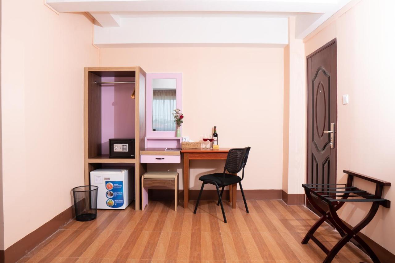 Hotel Chicago Yangon Luaran gambar
